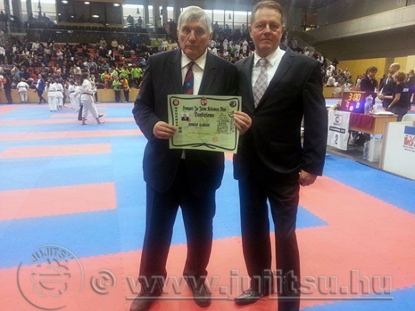 2014-12-07 Kelemen sensei felköszöntötte Kurdi mestert…